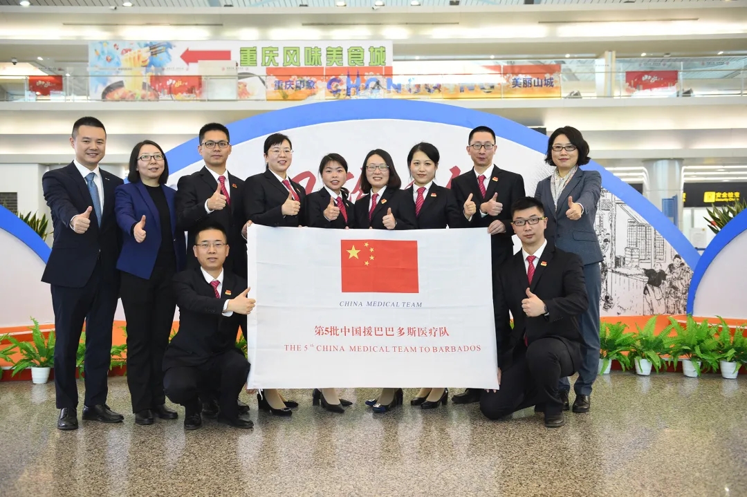 代金丽(左5)与医疗队队员.webp.jpg 代金丽(左5)与医疗队队员.webp.jpg